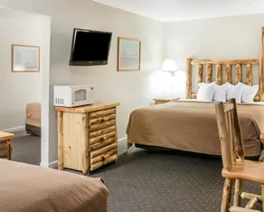 Quality Inn & Suites Mackinaw City Beachfront - Room