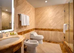 Beachfront Bentley Hotel One Bedroom Suite with Balcony and Beach access - Chambre