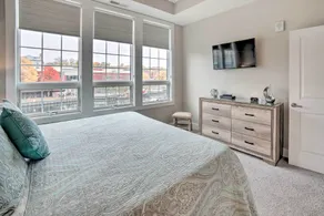 Luxe Manistee Condo w/ Balcony & River Views! - Innvendig