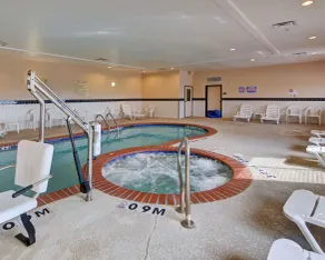Quality Suites Near Cedar Creek Lake - Basseng
