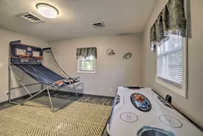 Near Mines & Meadows: Spacious Home w/ Game Room - Interiör