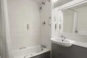 Days Inn Hotel Bradford - Leeds - Bathroom