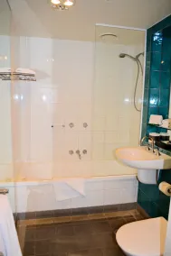 South Yarra Central Apartment Hotel - Bathroom