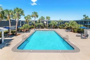 Suburban Studios Slidell I-10 - Piscine