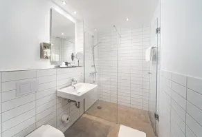 elaya hotel augsburg, Trademark by Wyndham - Bathroom