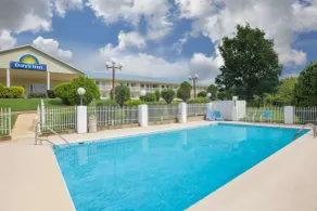 Days Inn by Wyndham Hardy - Pool
