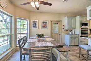 Waterfront Family Home w/ Patio in Hitchcock - Innvendig