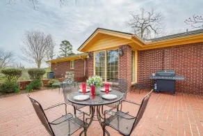 Ozark Getaway w/ Pond, Fire Pit & Patio - Innvendig