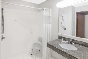 Days Inn & Suites by Wyndham Brinkley - Casa de banho