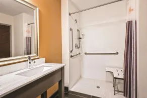 La Quinta by Wyndham San Antonio by Frost Bank Center - Room