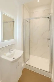 The Miles Arms Hotel - Bathroom