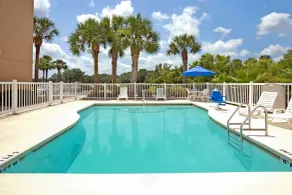 Microtel Inn & Suites by Wyndham Bushnell - Pool