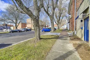 Sleek Wytheville Apartment Near Food + Drink! - Interiör