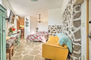 Quirky Santa Cruz Studio w/ Shared Courtyard! - Intérieur