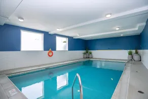 Sandman Hotel Vernon - Piscine