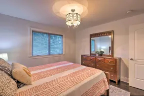 25 Mi to Nyc: Walkable Long Island Apt w/ Balcony - Interior