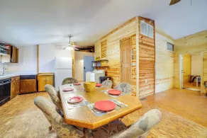 Rustic Apartment w/ Sunset Views in Elkhart! - Interiør
