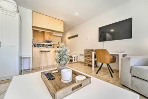Walk to Ski Resort: Tahoe Donner Studio w/ Balcony - Parte interna