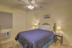 Walk to Ocean: Cozy Condo in North Myrtle Beach! - Innvendig