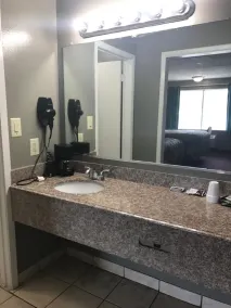 Express Inn Bay City - Bathroom