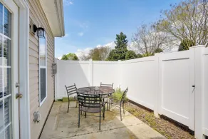 Inviting High Point Townhome with Patio + Privacy! - Innenbereich