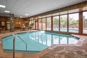 Howard Johnson by Wyndham Merrillville - Piscine