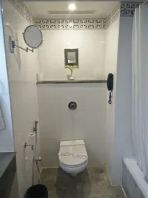 Hotel Parisutham - Bathroom