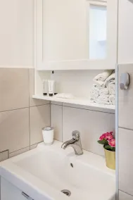 Spacious 2BDR Apartment with balcony - FREE PARKING - Bathroom
