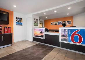Motel 6 Buena Park, CA - Knotts Berry Farm - Disneyland - Lobby