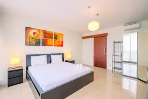 Good Deal and Strategic 1BR L'Avenue Apartment By Travelio - Habitación