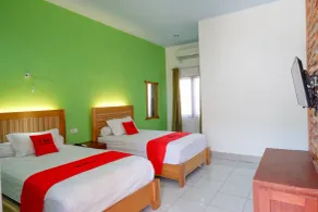 RedDoorz near Taman Makam Pahlawan Tatura - Zimmer