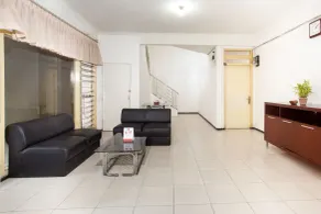 Dukuh Kupang Residence Mitra RedDoorz - Lobby