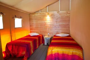 Mobilheim mit Garten, Terrasse und Grill - Zimmer