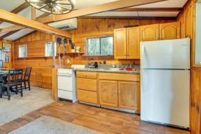 Peaceful Warne Cabin: Fenced Yard & Screened Porch - Innvendig