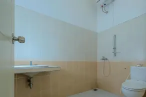 RedDoorz Syariah near Museum Lambung Mangkurat 2 - Bathroom