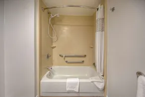 Hampton Inn by Hilton Concord/Kannapolis - Bathroom