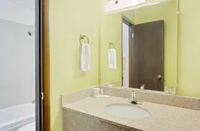 Super 8 by Wyndham Sturgeon Bay - Bathroom