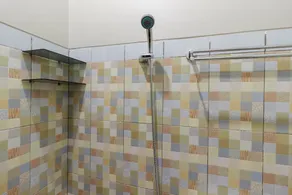 RedDoorz Plus near Pantai Malalayang Manado - Bathroom