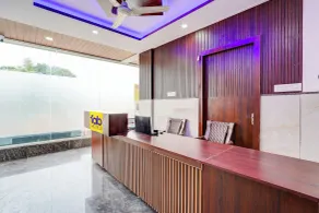 FabHotel AR Daffodil Inn - Global Village - Resepsjon