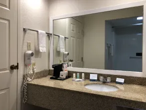 Quality Inn & Suites Paragould - Bathroom
