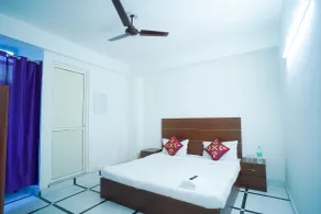 Roomshala 045 Galaxy Noida 35 - Habitación