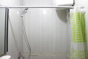 Strategic & Cozy 2BR at Majesty Apartment near Maranatha Christian University By Travelio - Baño