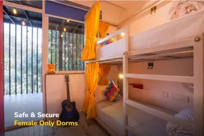 goSTOPS Gurugram, Baani Square PLUS - Private Rooms & Dorms - Værelse