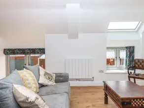 Bumblebee Cottage - Living area