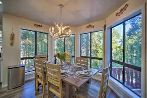 Lake Arrowhead Family Home w/ Deck! - Innvendig