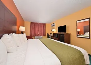Quality Inn & Suites Grinnell near University - Room