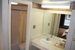 Budget Host Inn Bristol - Bathroom