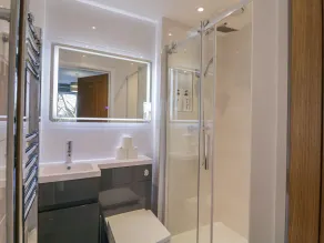 Magnolia House - Bathroom
