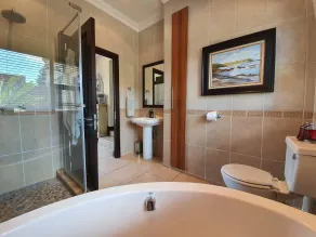OR Tambo Airport Mansion ,Self Catering Holiday Home - Bagno