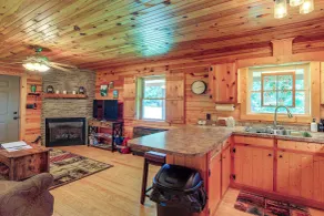 Cozy Cabin w/ Deck & Hot Tub in Blue Ridge Mtns! - Interiör